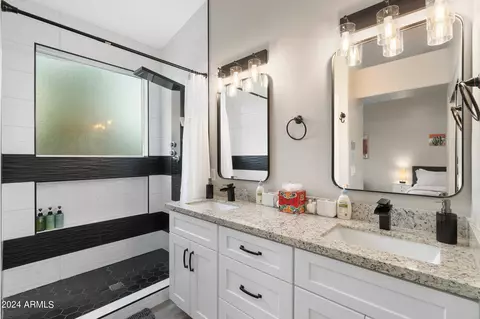 Bath - 3438 N 30th St, Phoenix, AZ 85016 photo 2 of 3