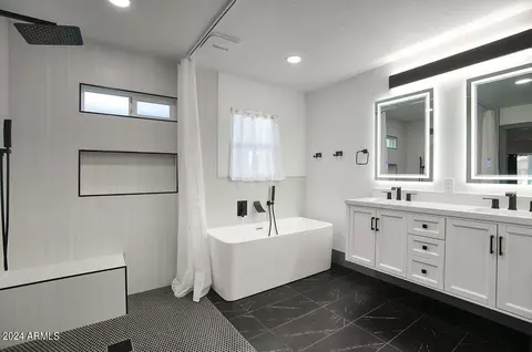 Bath - 27 E Cactus Wren Dr, Phoenix, AZ 85020 photo 2 of 5