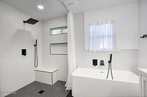 Bath - 27 E Cactus Wren Dr, Phoenix, AZ 85020 photo 1 of 5