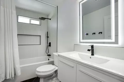 Bath - 27 E Cactus Wren Dr, Phoenix, AZ 85020 photo 5 of 5