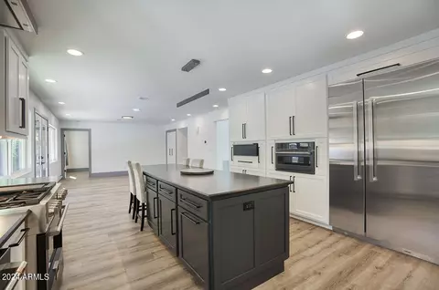 Kitchen - 27 E Cactus Wren Dr, Phoenix, AZ 85020 photo 1 of 3