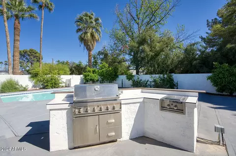 Exterior - 27 E Cactus Wren Dr, Phoenix, AZ 85020 photo 6 of 8