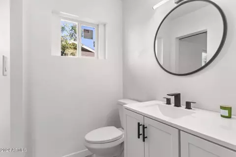 Bath - 1731 W Palmaire Ave, Phoenix, AZ 85021 photo 2 of 4
