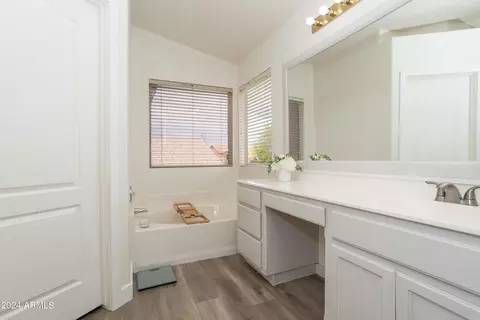 Bath - 1434 E Marco Polo Rd, Phoenix, AZ 85024 photo 2 of 5