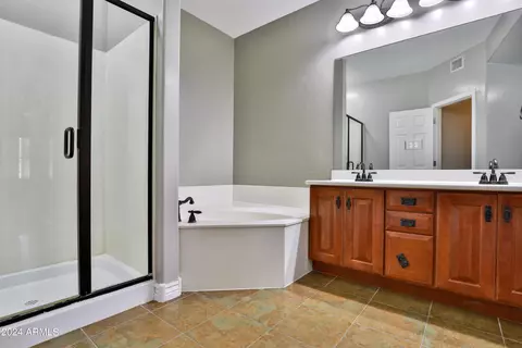 Bath - 5450 E Deer Valley Dr #2017, Phoenix, AZ 85054 photo 5 of 8