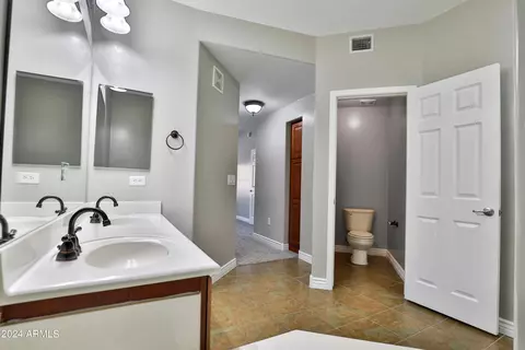 Bath - 5450 E Deer Valley Dr #2017, Phoenix, AZ 85054 photo 7 of 8