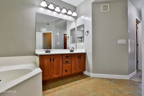 Bath - 5450 E Deer Valley Dr #2017, Phoenix, AZ 85054 photo 6 of 8