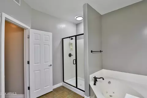 Bath - 5450 E Deer Valley Dr #2017, Phoenix, AZ 85054 photo 1 of 8