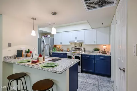 Kitchen - 100 E Fillmore St #129, Phoenix, AZ 85004 photo 2 of 3