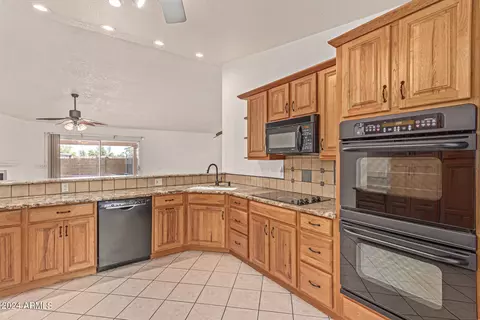 Kitchen - 4825 E Pearce Rd, Phoenix, AZ 85044 photo 4 of 8