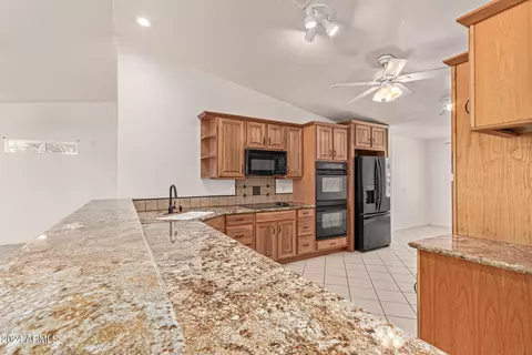Kitchen - 4825 E Pearce Rd, Phoenix, AZ 85044 photo 1 of 8