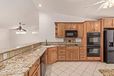 Kitchen - 4825 E Pearce Rd, Phoenix, AZ 85044 photo 3 of 8