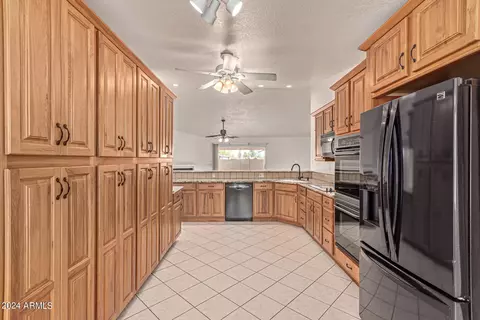 Kitchen - 4825 E Pearce Rd, Phoenix, AZ 85044 photo 5 of 8