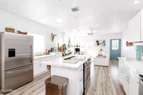 Kitchen - 1646 E Montecito Ave, Phoenix, AZ 85016 photo 3 of 4