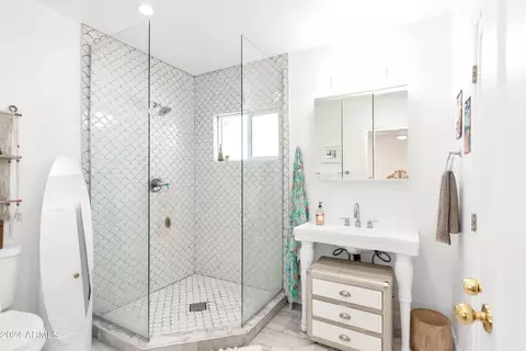Bath - 1646 E Montecito Ave, Phoenix, AZ 85016 photo 2 of 4