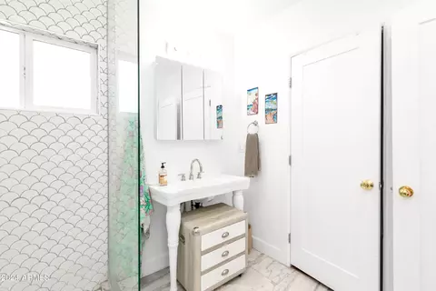 Bath - 1646 E Montecito Ave, Phoenix, AZ 85016 photo 3 of 4