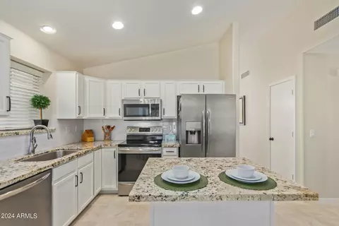 Kitchen - 4632 E Gatewood Rd, Phoenix, AZ 85050 photo 3 of 5