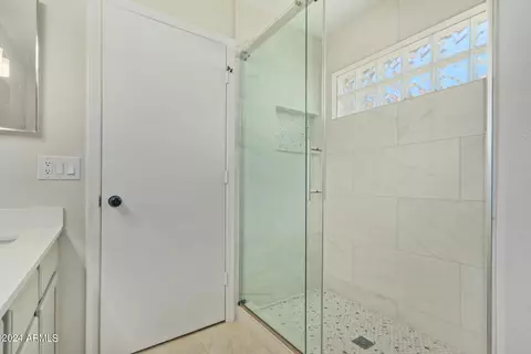 Bath - 4632 E Gatewood Rd, Phoenix, AZ 85050 photo 2 of 3