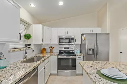Kitchen - 4632 E Gatewood Rd, Phoenix, AZ 85050 photo 4 of 5
