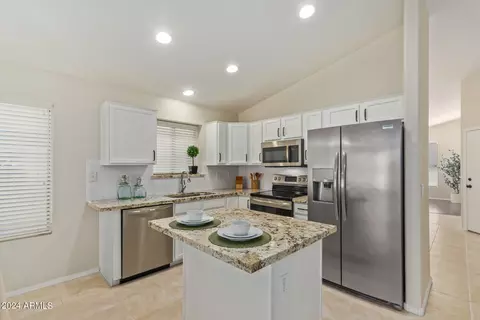 Kitchen - 4632 E Gatewood Rd, Phoenix, AZ 85050 photo 1 of 5