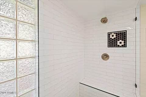Bath - 1309 W Linger Ln, Phoenix, AZ 85021 photo 2 of 4