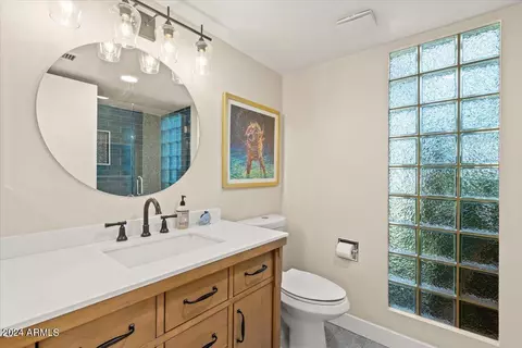 Bath - 1309 W Linger Ln, Phoenix, AZ 85021 photo 3 of 4