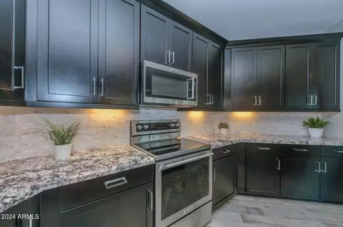 Kitchen - 2817 E Hidalgo Ave, Phoenix, AZ 85040 photo 7 of 9