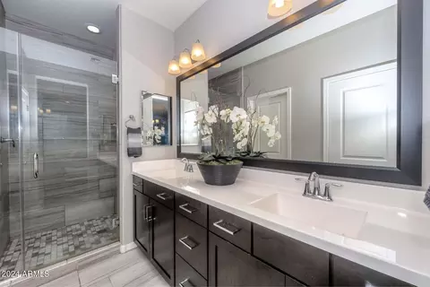 Bath - 2817 E Hidalgo Ave, Phoenix, AZ 85040 photo 3 of 4