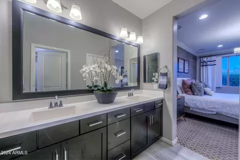 Bath - 2817 E Hidalgo Ave, Phoenix, AZ 85040 photo 2 of 4