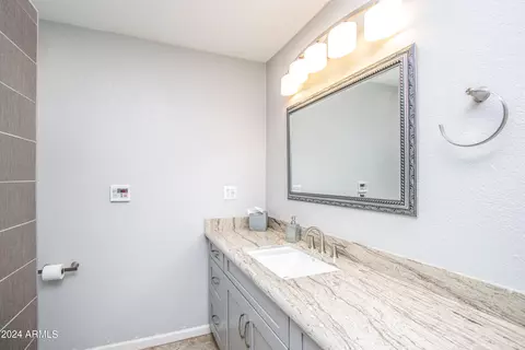 Bath - 1020 El Freda Rd, Tempe, AZ 85284 photo 8 of 11