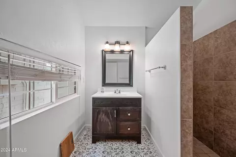 Bath - 4939 E Palm Ln, Phoenix, AZ 85008 photo 2 of 4