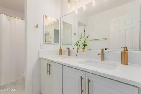 Bath - 3272 E Blue Ridge Way, Gilbert, AZ 85298 photo 5 of 6