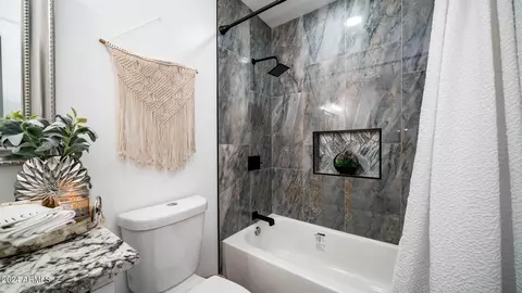 Bath - 2401 W Echo Ln, Phoenix, AZ 85021 photo 4 of 5