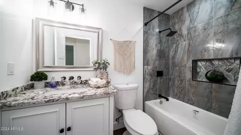 Bath - 2401 W Echo Ln, Phoenix, AZ 85021 photo 3 of 5