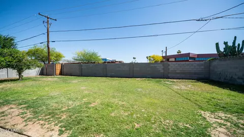 Exterior - 2401 W Echo Ln, Phoenix, AZ 85021 photo 8 of 10