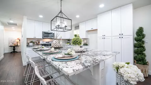 Kitchen - 2401 W Echo Ln, Phoenix, AZ 85021 photo 1 of 8