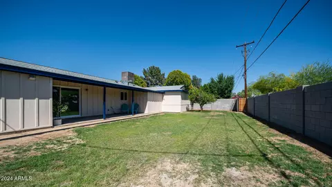 Exterior - 2401 W Echo Ln, Phoenix, AZ 85021 photo 9 of 10