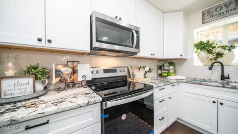 Kitchen - 2401 W Echo Ln, Phoenix, AZ 85021 photo 4 of 8