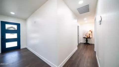 Entry Way - 2401 W Echo Ln, Phoenix, AZ 85021 photo 1 of 3