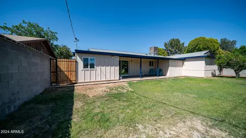 Exterior - 2401 W Echo Ln, Phoenix, AZ 85021 photo 7 of 10
