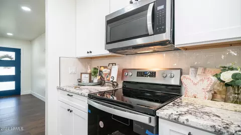 Kitchen - 2401 W Echo Ln, Phoenix, AZ 85021 photo 6 of 8