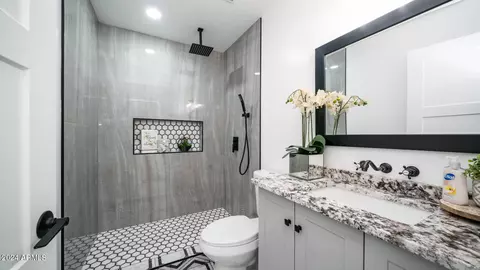 Bath - 2401 W Echo Ln, Phoenix, AZ 85021 photo 1 of 5