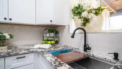 Kitchen - 2401 W Echo Ln, Phoenix, AZ 85021 photo 5 of 8
