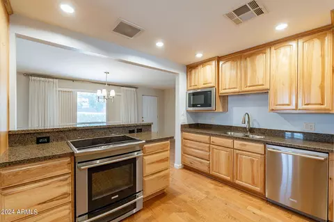 Kitchen - 16608 N 18th Pl, Phoenix, AZ 85022 photo 6 of 8