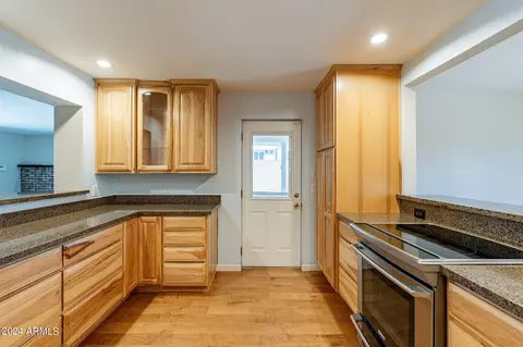 Kitchen - 16608 N 18th Pl, Phoenix, AZ 85022 photo 4 of 8