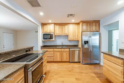 Kitchen - 16608 N 18th Pl, Phoenix, AZ 85022 photo 7 of 8