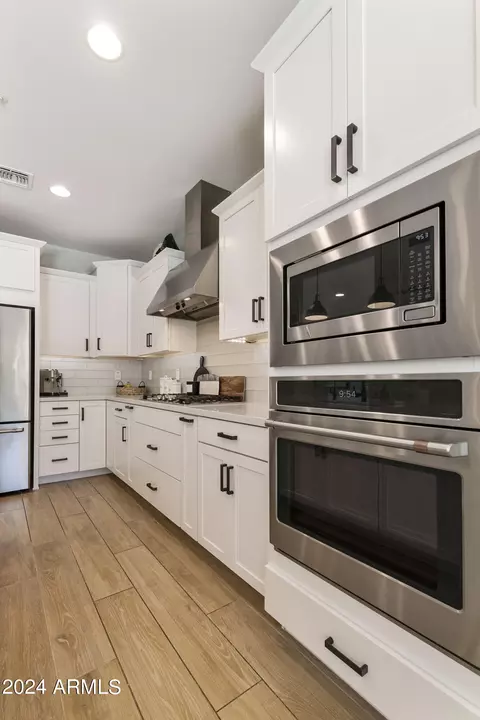 Kitchen - 1817 S Wallrade Ln, Gilbert, AZ 85295 photo 6 of 8