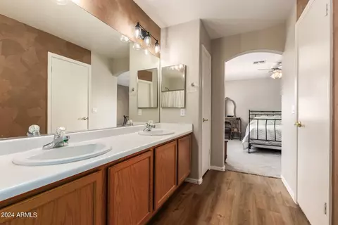 Bath - 2041 E Patrick Ln, Phoenix, AZ 85024 photo 2 of 3