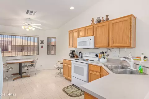 Kitchen - 10919 E Lindner Ave, Mesa, AZ 85209 photo 3 of 6