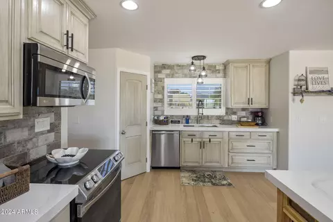 Kitchen - 1505 E Cloud Rd, Phoenix, AZ 85086 photo 3 of 4